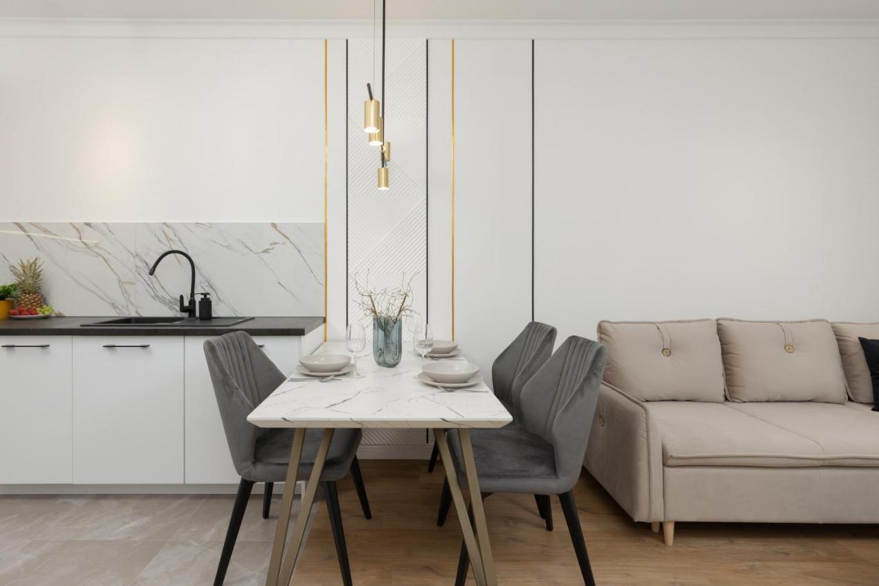 Luxury With Air-conditioning Guminska By Renters Prestige Leilighet *