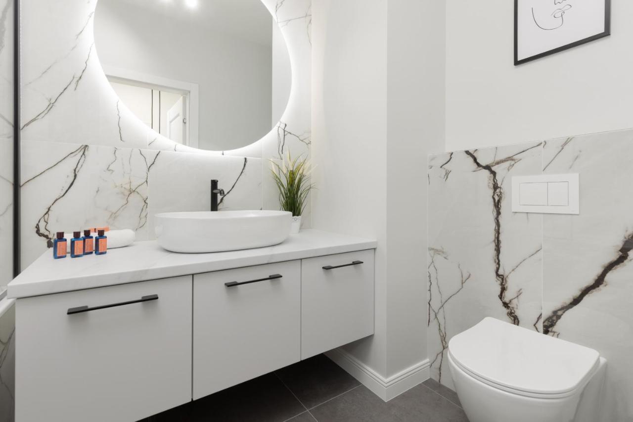 Luxury With Air-conditioning Guminska By Renters Prestige Apartament